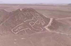 Imaginea pisicii din Nazca se intinde pe un deal.